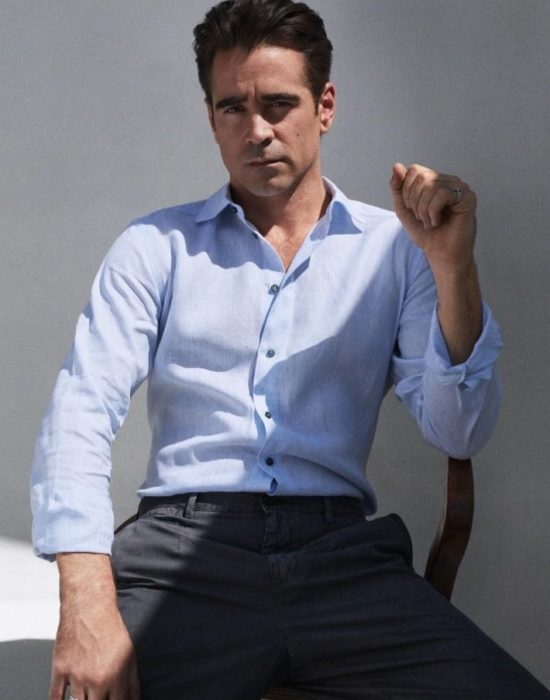 hombre con camisa azul 