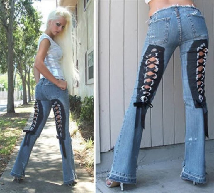 Chica usando unos jeans con moños en los muslos 