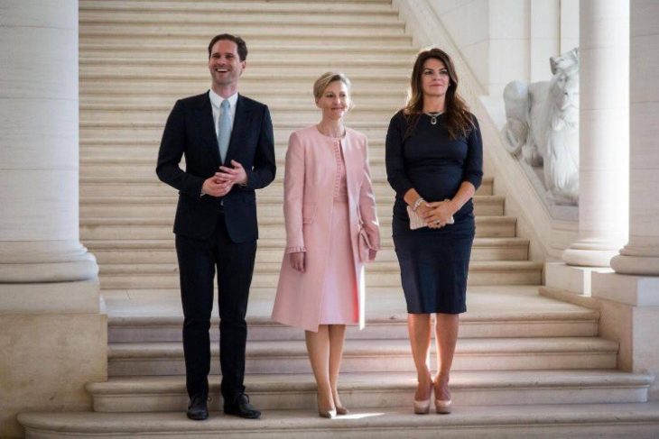 hombre y mujeres en escaleras