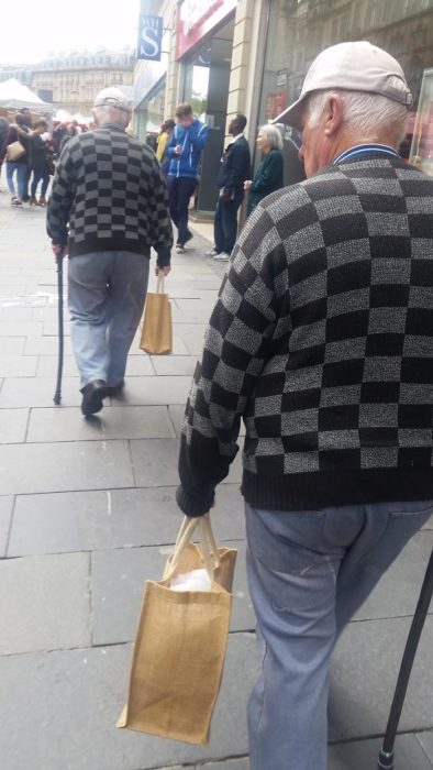 Abuelitos caminando vestidos de la misma forma