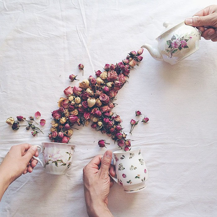 ARTISTA CREA IMÁGENES USANDO TAZAS DE TÉ Y FLORES 