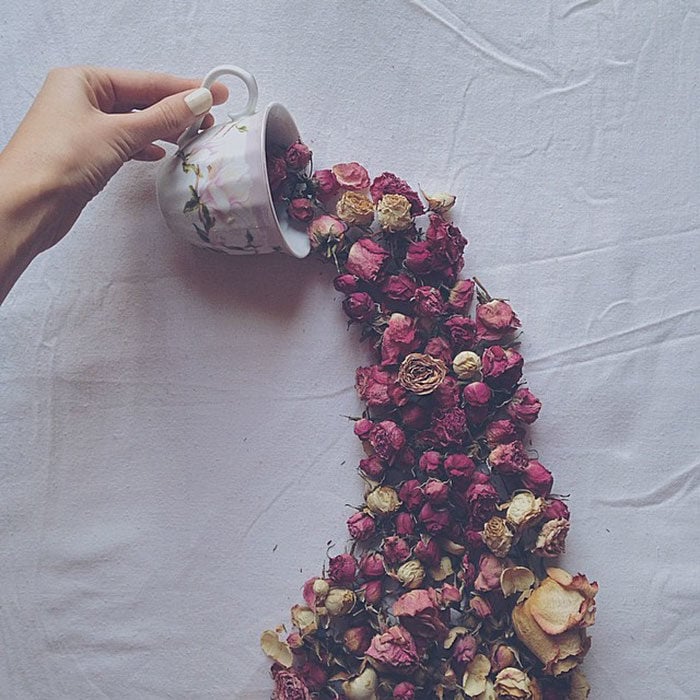 Artista usa flores y tazas de té para crear los más encantadores escenarios