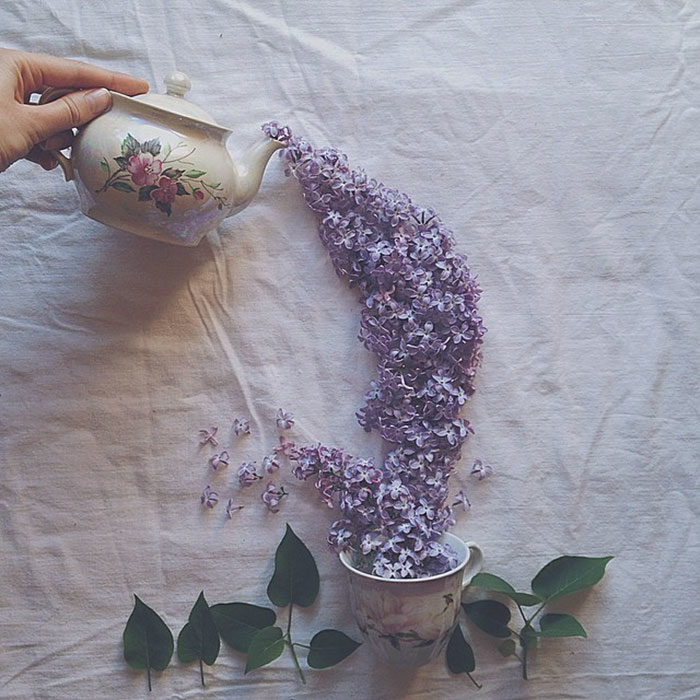 ARTISTA CREA IMÁGENES USANDO TAZAS DE TÉ Y FLORES 