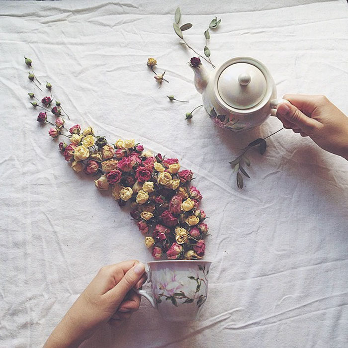 ARTISTA CREA IMÁGENES USANDO TAZAS DE TÉ Y FLORES 