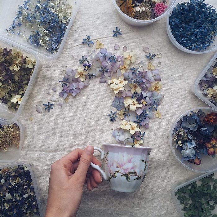 ARTISTA CREA IMÁGENES USANDO TAZAS DE TÉ Y FLORES 