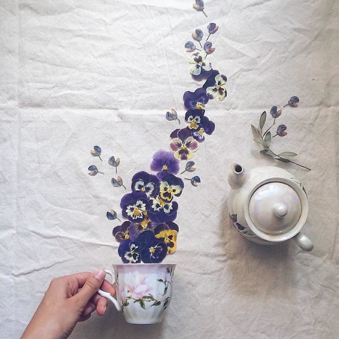 ARTISTA CREA IMÁGENES USANDO TAZAS DE TÉ Y FLORES 