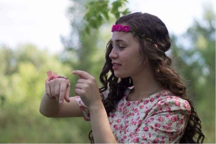 chica con mariposas 