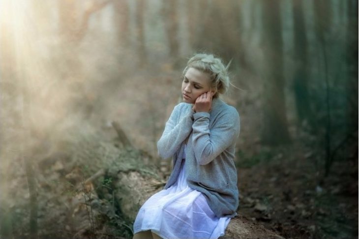 chica en el bosque 