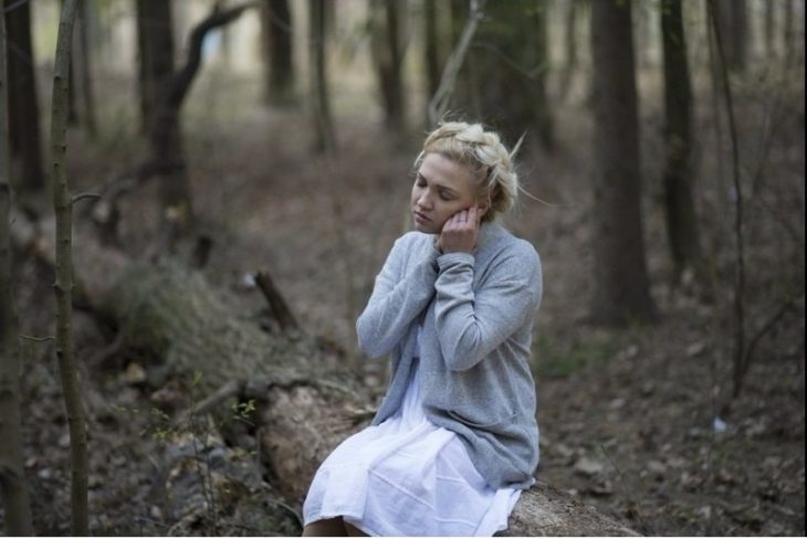 chica en el bosque 