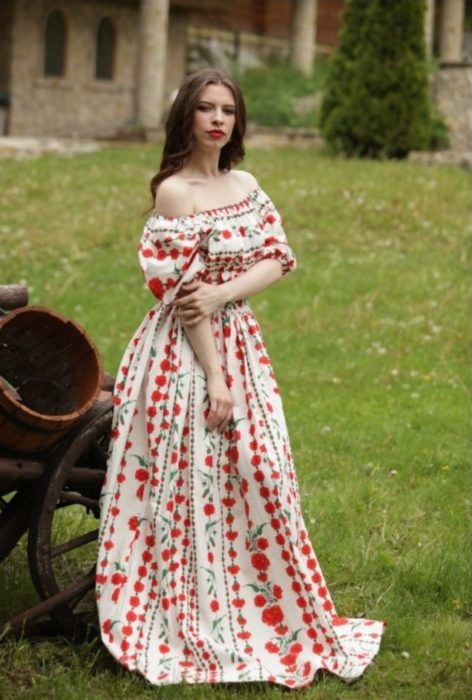 chica con vestido de flores 