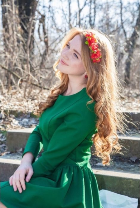 chica con vestido verde 