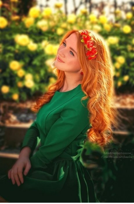 chica con vestido verde en el campo 