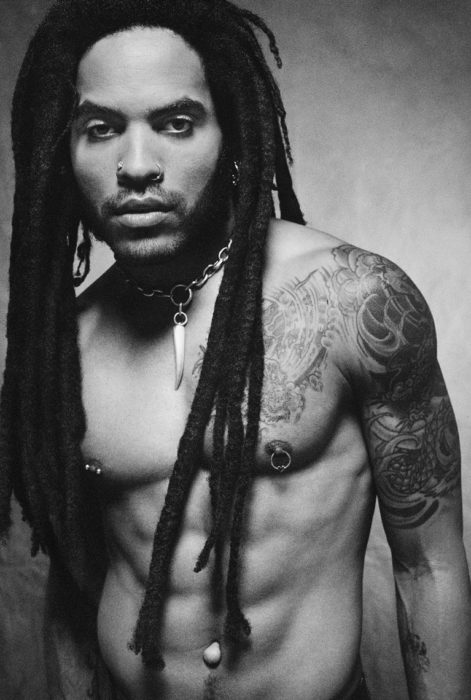 hombre sin playera y rastas 