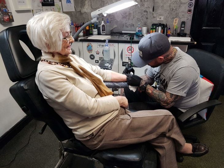 Mujer que quería tatuarse a los 82 años 