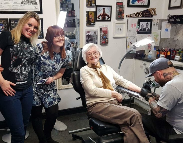 Mujer que quería tatuarse a los 82 años 