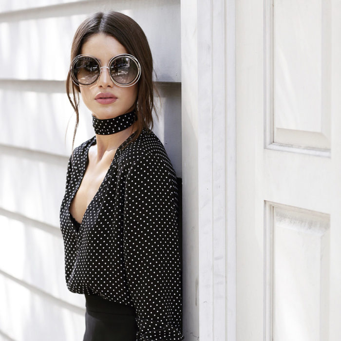 mujer con blusa negra de choker