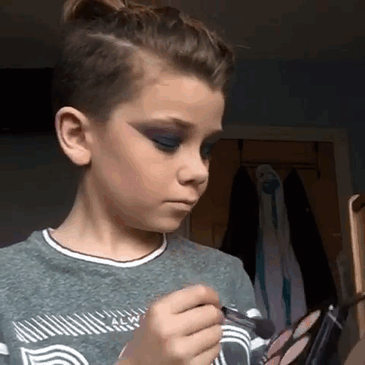 Niño de 10 años que se maquilla 