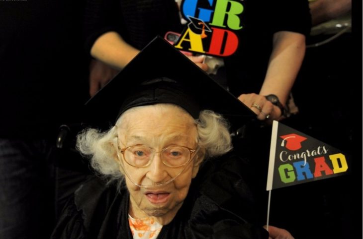 Abuela graduada de universidad 