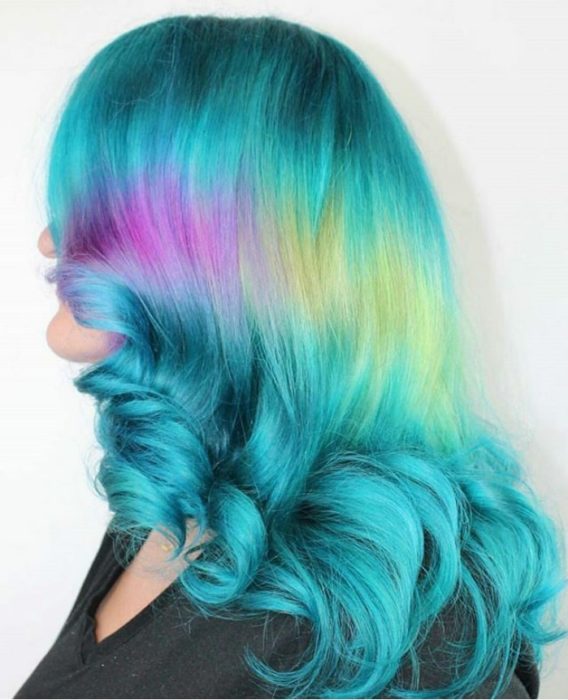 Chica con cabello de colores