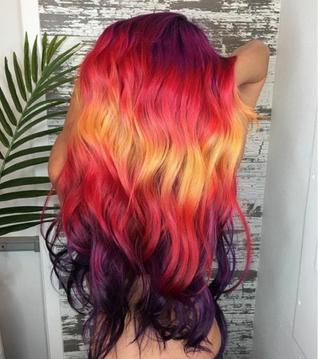 Chica con cabello de colores