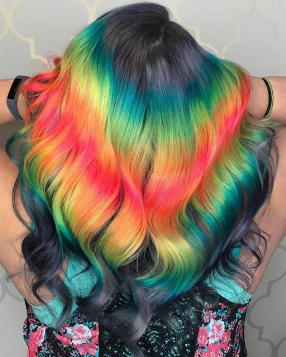 Chica con cabello de colores