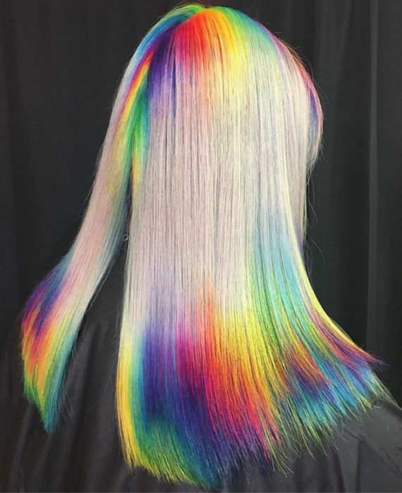 Chica con cabello de colores