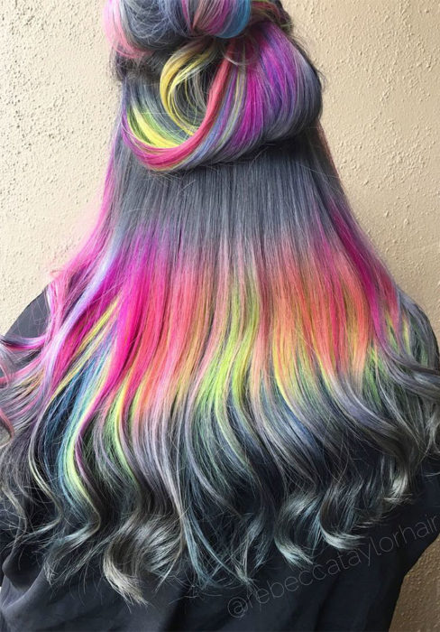 Chica con cabello de colores