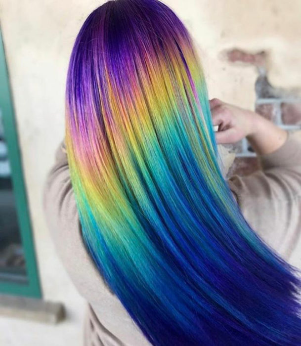 Chica con cabello de colores