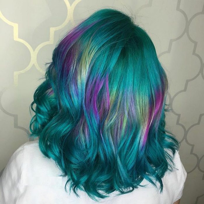 Chica con cabello de colores