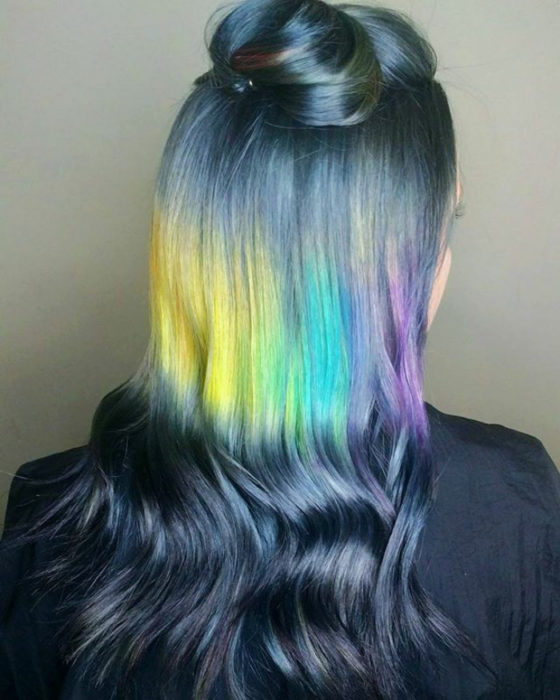 Chica con cabello de colores