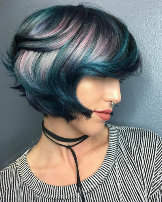 Chica con cabello de colores