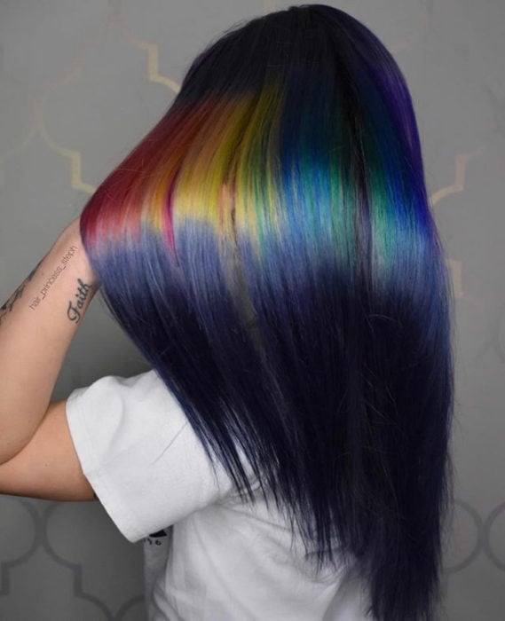 Chica con cabello de colores