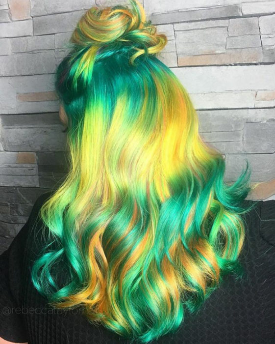 Chica con cabello de colores