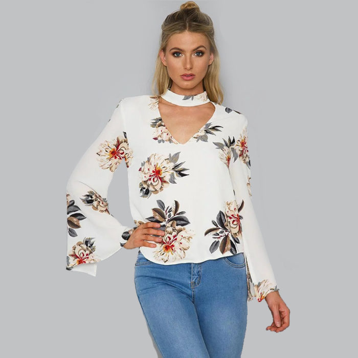 mujer rubia con blusa blanca de flores 