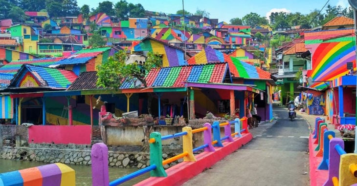 Un pueblo indonesio se transforma en un destino lleno de color