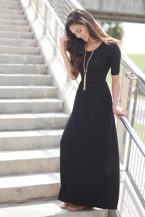 Chica usando un vestido de color negro 