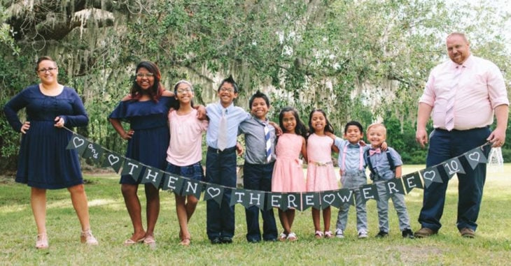 Familia adopta a 7 niños para mantenerlos unido