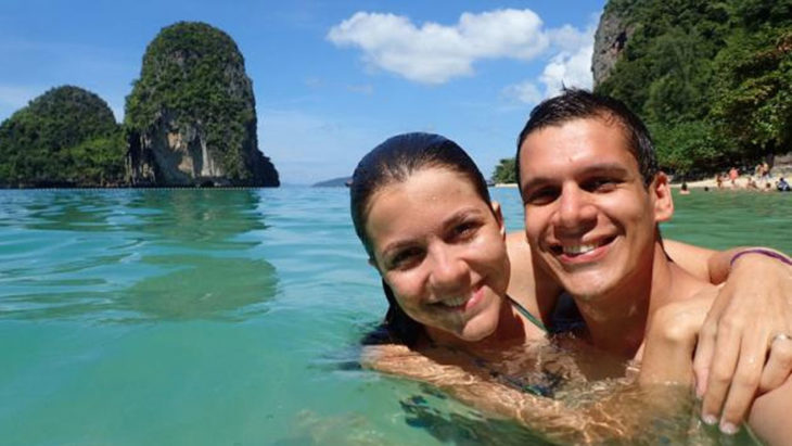 pareja en el agua abrazados 