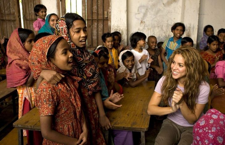 shakira hace trabajo de caridad