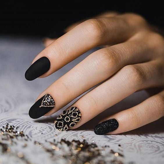 Diseños para uñas que sólo lograras con esmalte negro mate