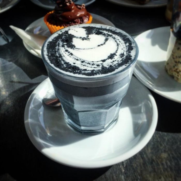 taza de café con latte negro