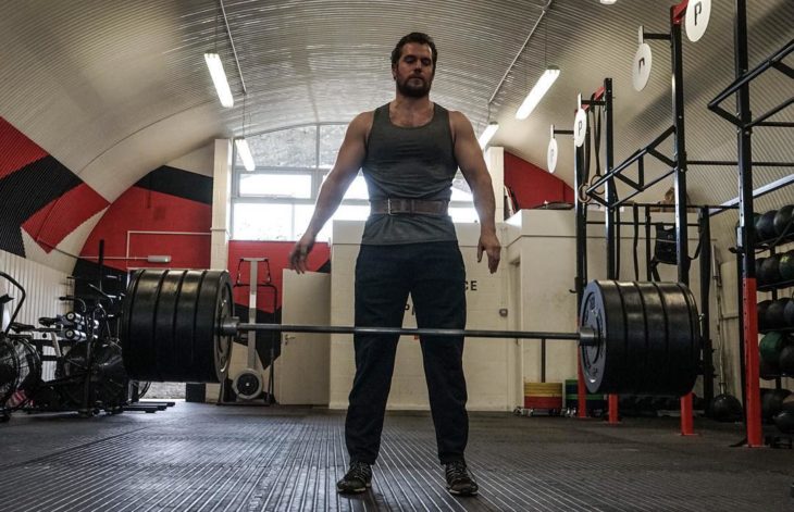 famosos hacen ejercicio henry cavill