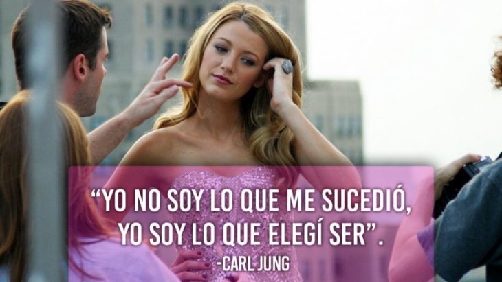 mujer rubia con una frase 