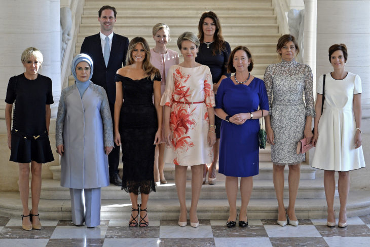 hombre entre mujeres en escaleras 