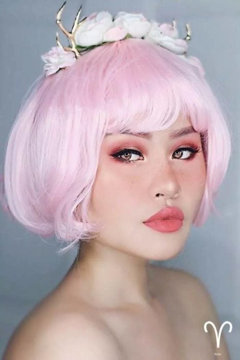 mujer con peluca rosa 