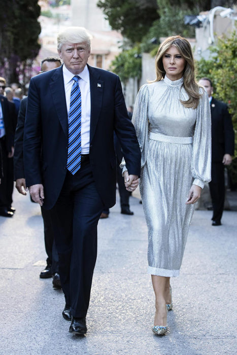 Melania Trump usando un vestido plateado de Dolce 