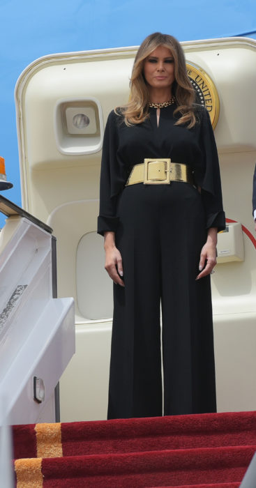 Melania usando un traje de Ralph Lauren en color negro 