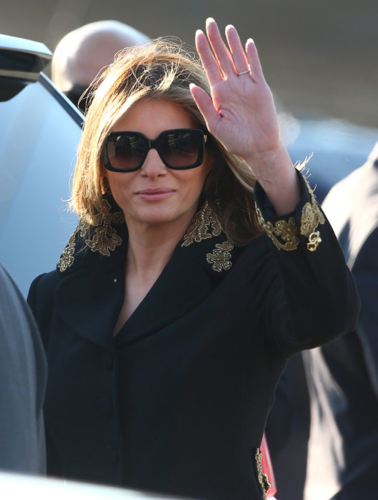 Melania trump usando un abrigo negro 