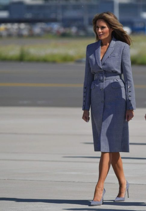 Melania trump usando un vestido a cuadros 