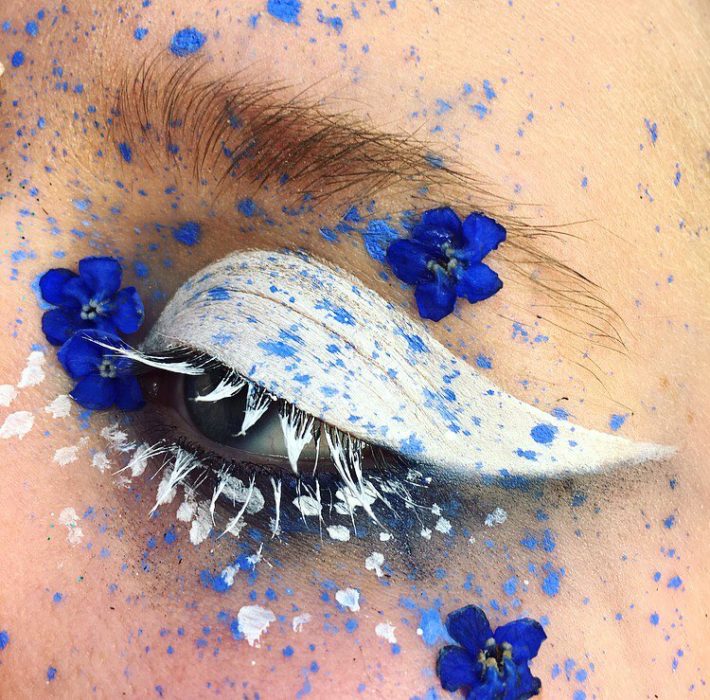 Chica con los ojos maquillados con flores 